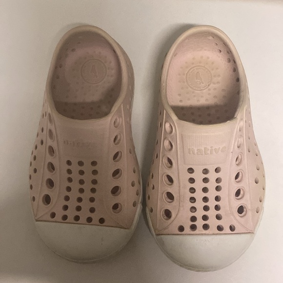 Size 4 Natives, light pink. - Picture 4 of 4